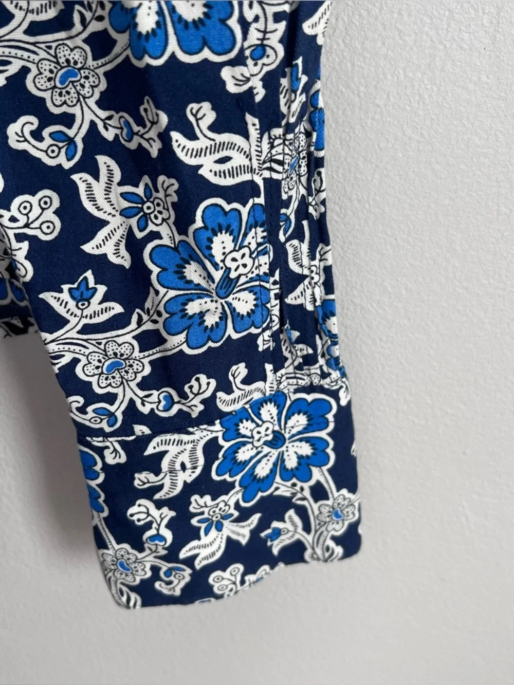 J. Crew‎ Blue Floral Blouse V-neck tie top in floral cotton-blend dobby M